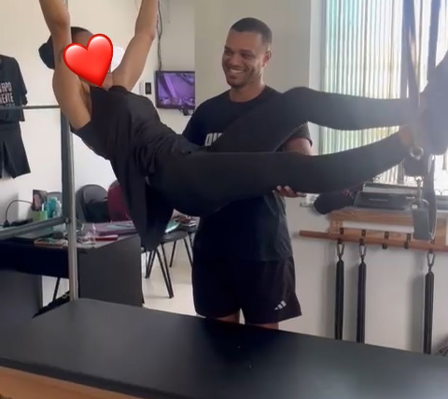 Dr. Richard Lemos conduzindo aula de Pilates com paciente
